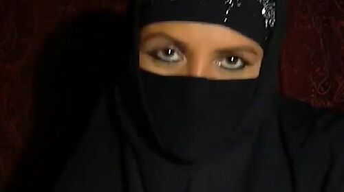 Webcam video shows a masked Arab milf masturbating