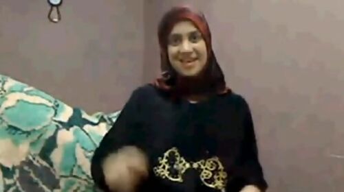 Hijab arabe fille joue cums lactate sur cam